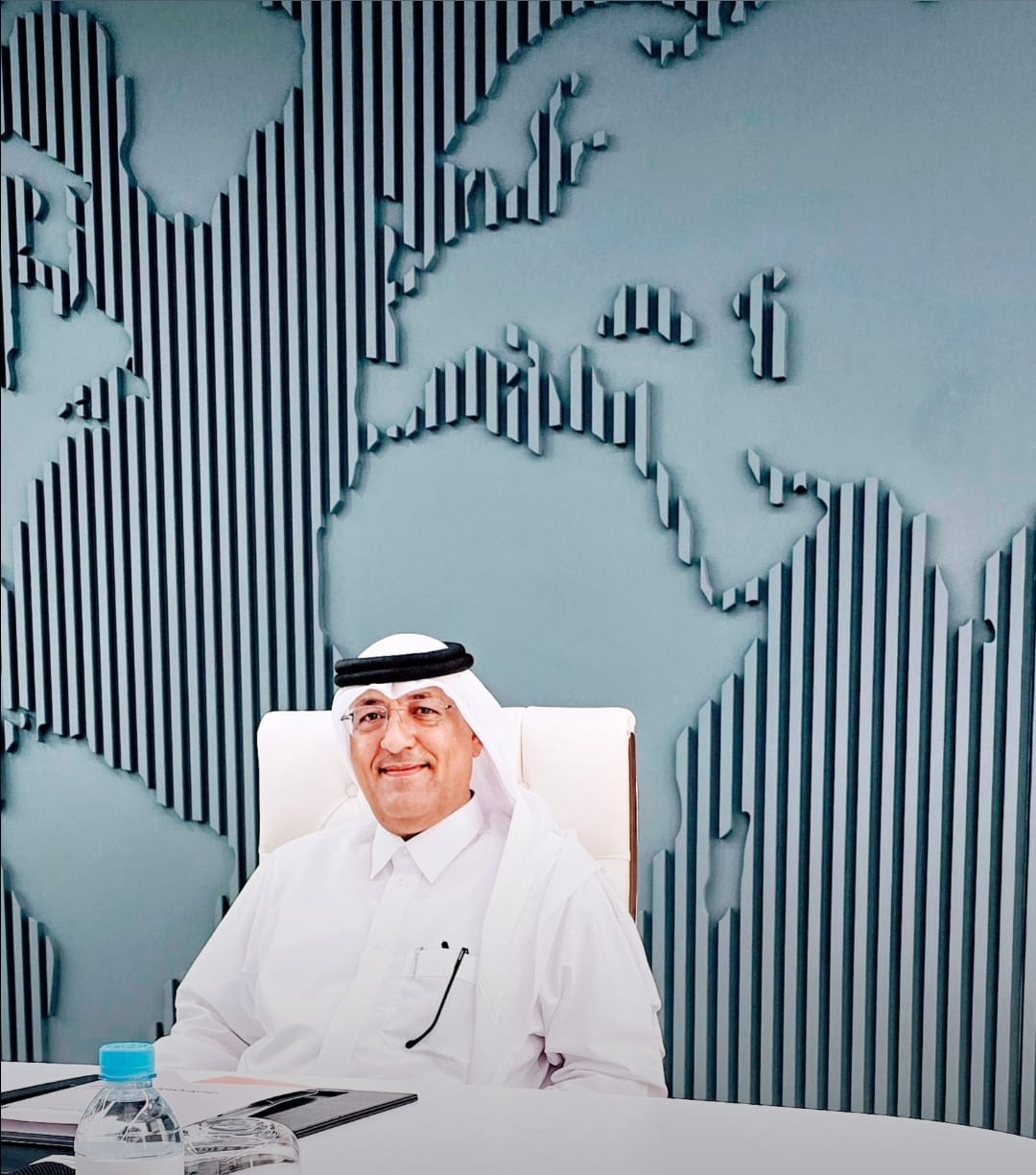الدكتور المهندس محسن بن علي العجي، رئيس مجلس الأعمال الدولي، في مكتبه أمام خريطة العالم